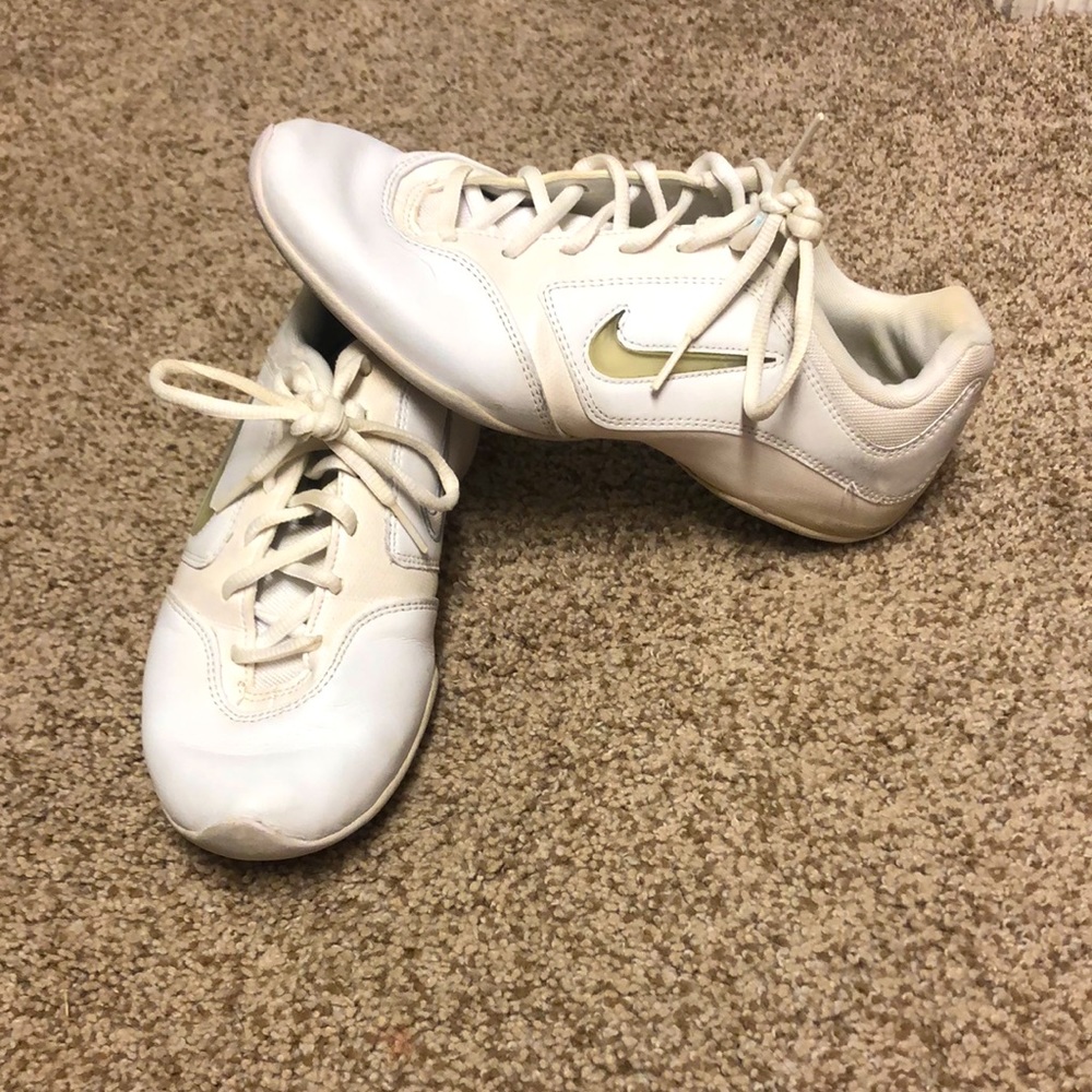 White Nike tennis shoes